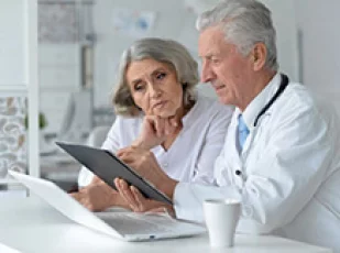 врачи смотрят на планшет